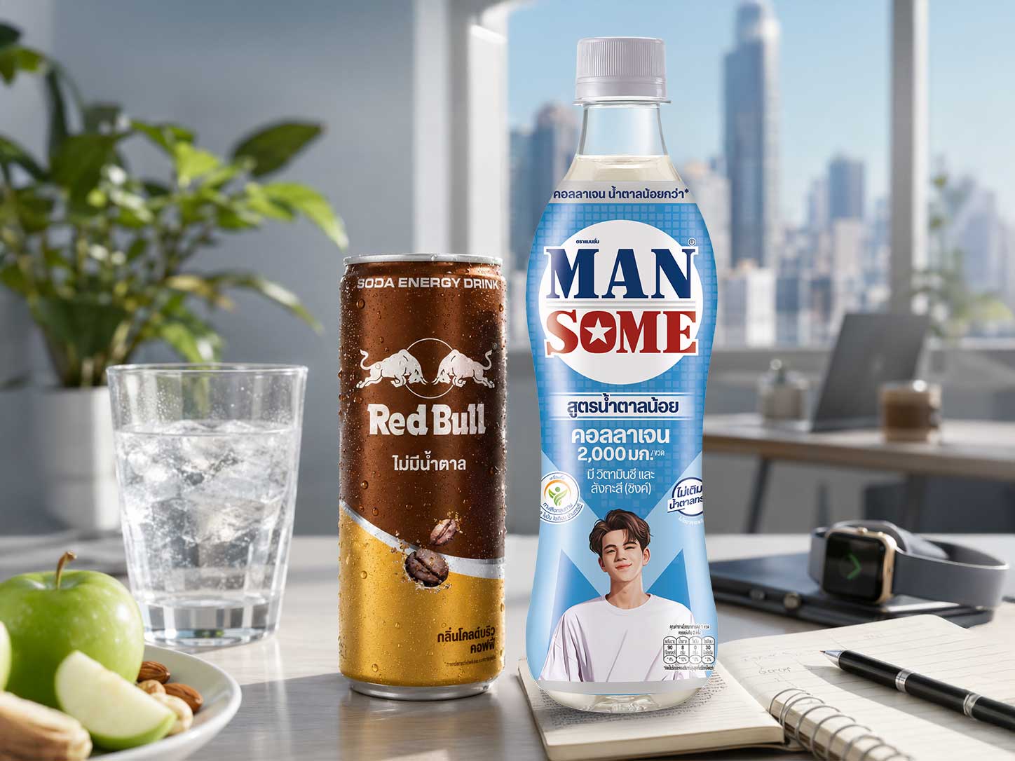 เครื่องดื่ม Red Bull ไม่มีน้ำตาลและ Mansome สูตรน้ำตาลน้อยวางบนโต๊ะทำงาน พร้อมแก้วน้ำและของว่างเพื่อสุขภาพ
